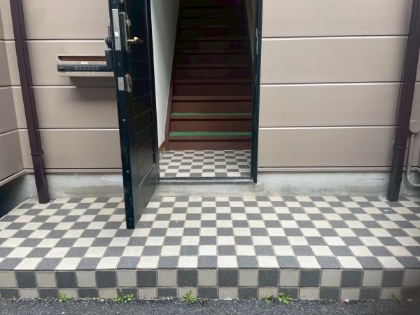 ラ・メゾン・スカイ・ウエスト A棟(玄関)