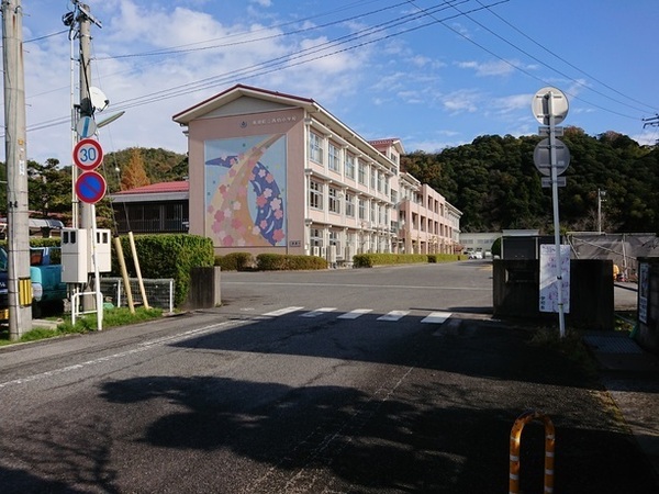 西伯郡南部町倭のアパート(南部町立西伯小学校)