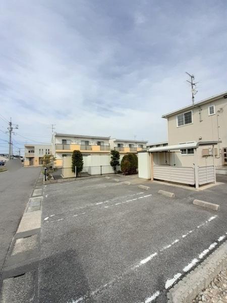 レインボー ハウス(駐車場)