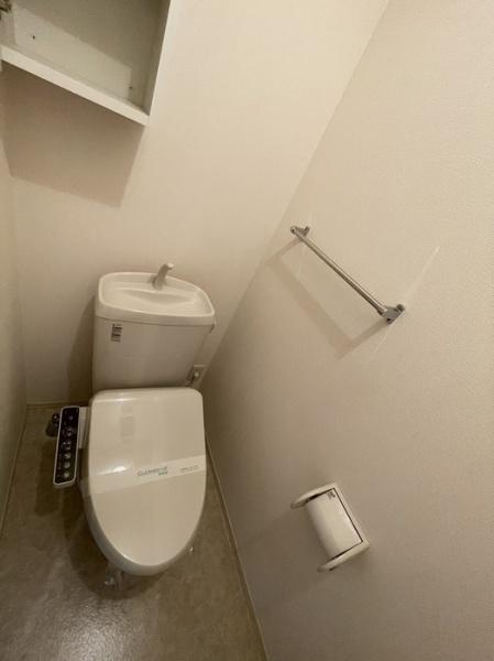 松江市菅田町のアパート(トイレ)