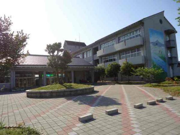 倉吉市伊木のアパート(倉吉市立上北条小学校)