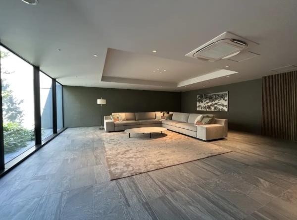 白金ザ・スカイEast