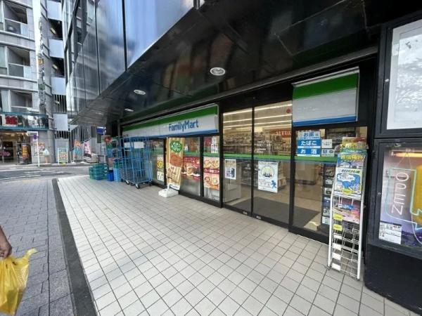 港区赤坂６丁目のマンション(ファミリーマート赤坂三丁目店)