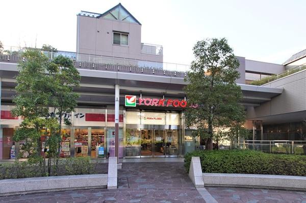 新宿区大京町のアパート(ヨークフーズ新宿富久店)