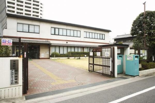 文京区本駒込６丁目のマンション(文京区立千石図書館)