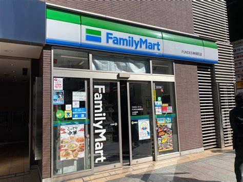 千代田区神田猿楽町１丁目のマンション(ファミリーマートFUNDES神保町店)