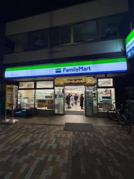 新宿区余丁町のマンション(ファミリーマート新宿余丁町店)