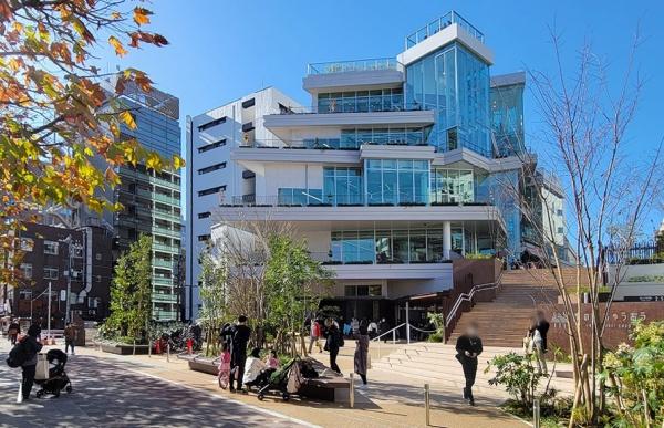 中央区湊１丁目のマンション(中央区立京橋図書館)