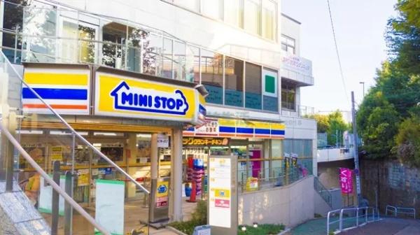 新宿区南元町のマンション(ミニストップ信濃町駅南口店)