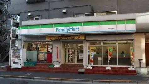 新宿区納戸町のマンション(ファミリーマート市谷田町店)