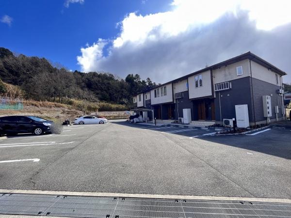 グランディオーズ八多(駐車場)