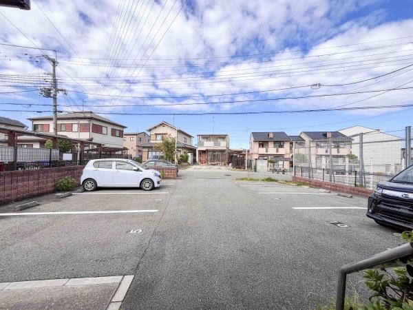 ソリッソ・パイン南が丘(駐車場)