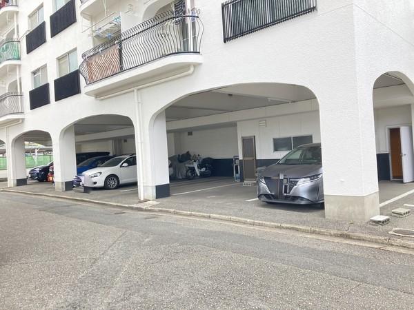 ホワイトヒルC棟(駐車場)