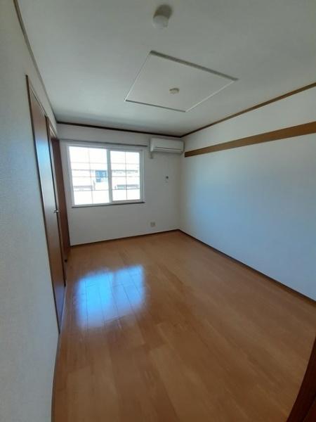 ミドルロ-ドA(洋室)