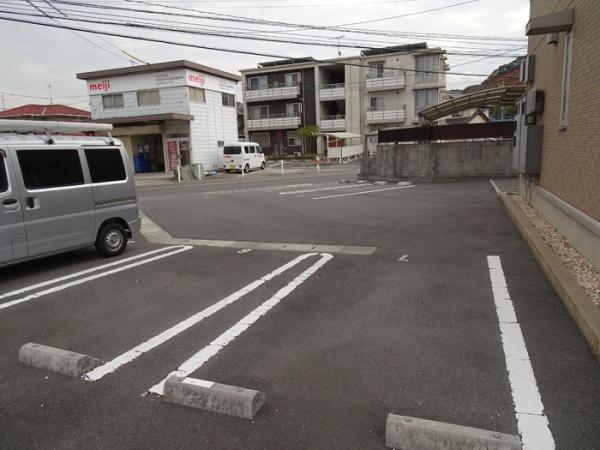 アン・グレーヌ(駐車場)