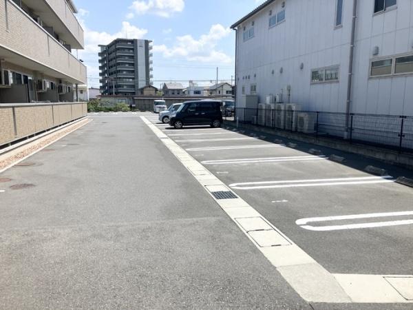 アースガーデンSOJA(駐車場)