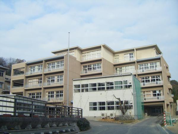 倉敷市藤戸町天城のコーポ(倉敷市立多津美中学校)