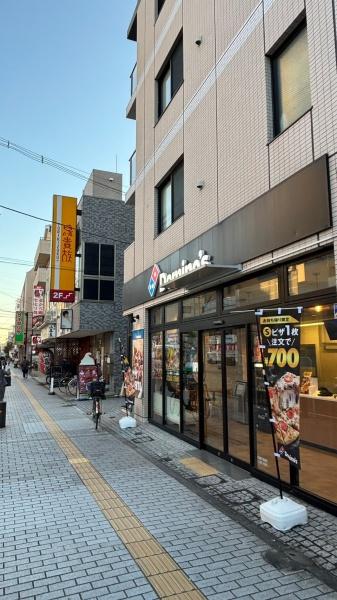 草加市栄町3丁目のマンション(ドミノ・ピザ獨協大学駅東口店)
