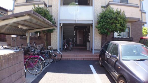 草加市中根１丁目のアパート