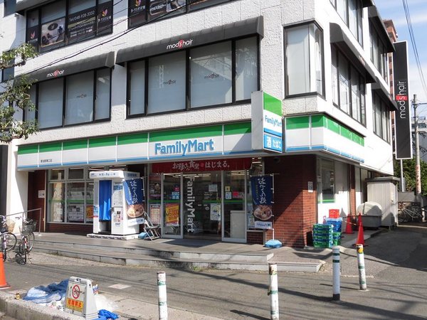 リブリ・ウィン(ファミリーマート草加駅東口店)