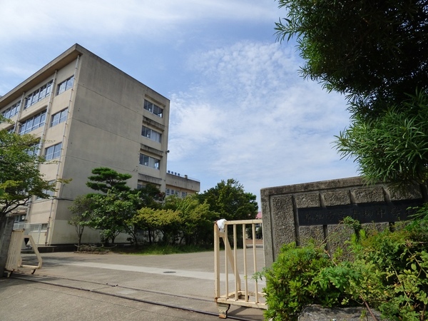 ロイヤルメゾンフカイII(草加市立青柳中学校)