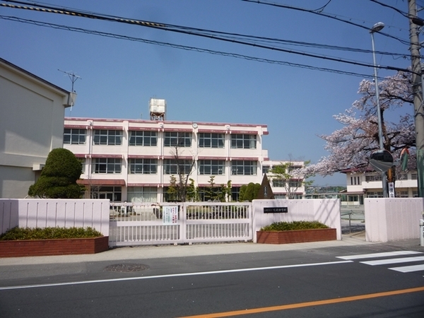 小牧市小牧原３丁目の貸地(小牧市立味岡中学校)