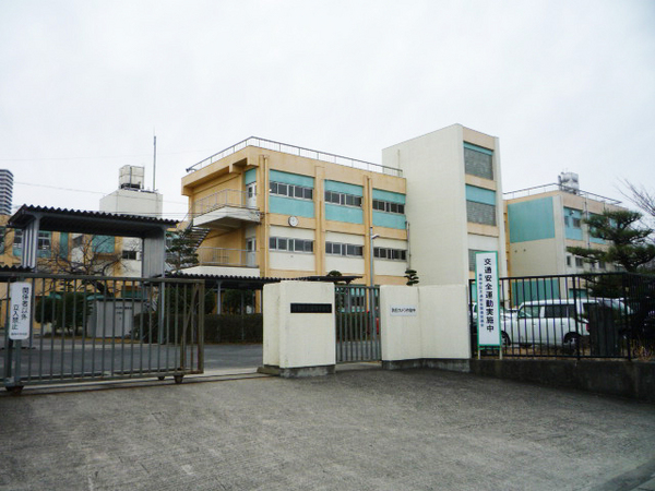 小牧市大字池之内の貸家(小牧市立篠岡中学校)