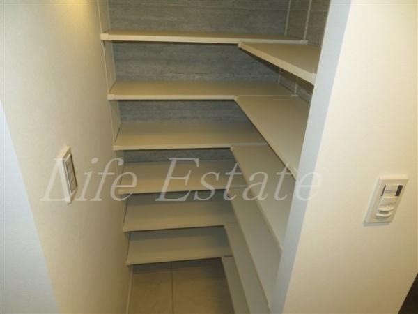 コンフォリア・リヴ谷町四丁目(収納)