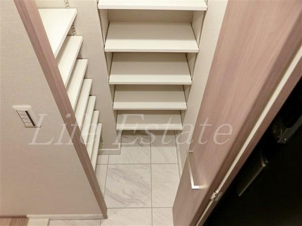 プレサンスレジェンド堺筋本町タワー(収納)