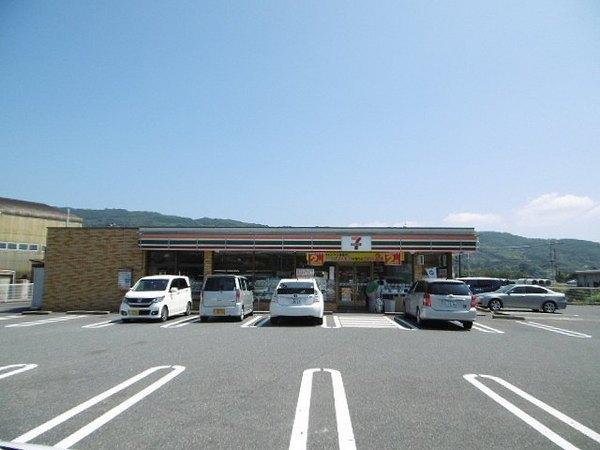 パレ・ロワイヤル五番館(セブンイレブン大村久原2丁目店)