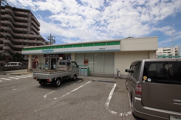 尼崎市食満2丁目のマンション(ファミリーマート尼崎南清水店)