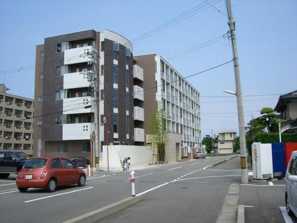 富山市西田地方町３丁目のマンション