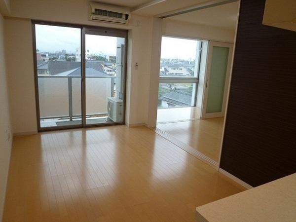 富山市西田地方町３丁目のマンション