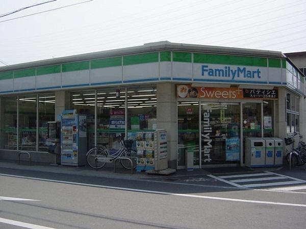 グランソレイユ(ファミリーマート茨田大宮店)