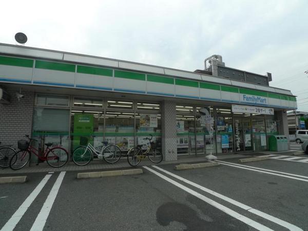 クリエオーレ高井田西(ファミリーマート高井田西三丁目店)