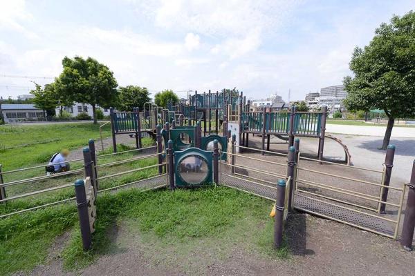 ロイヤルパークス新田(足立区立新田さくら公園)