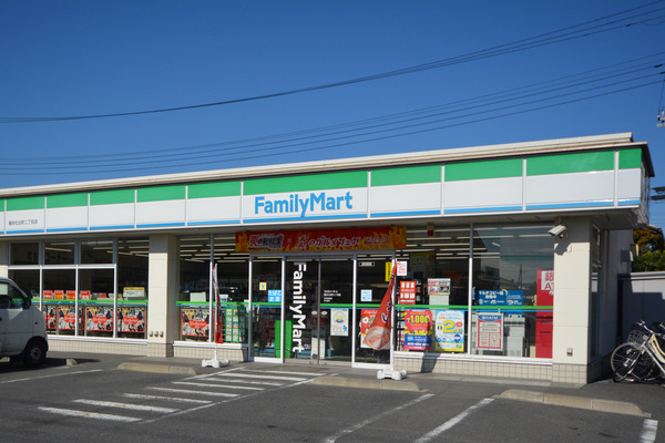 フローリア市川(ファミリーマート越谷七左町二丁目店)