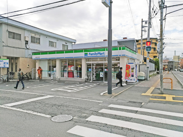 エステートピアオカダ(ファミリーマート南越谷駅北通り店)