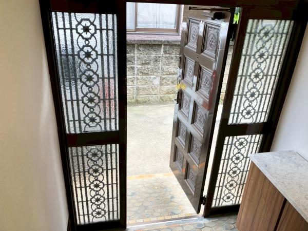 越谷市東越谷4丁目の貸家(玄関)