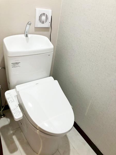 越谷市東越谷4丁目の貸家(トイレ)