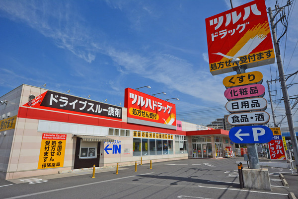 エンブレムプラザ(ツルハドラッグ草加5丁目店)