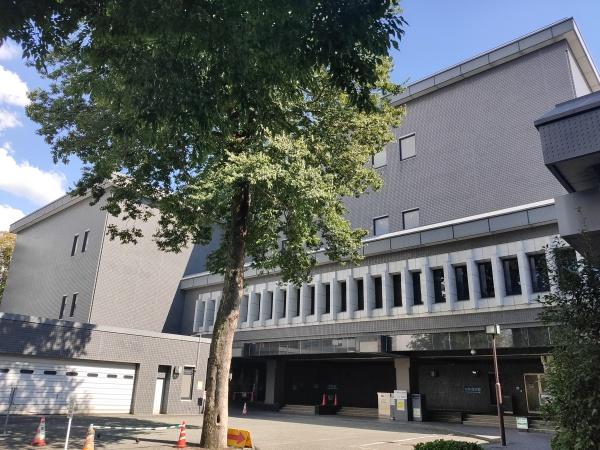 クレアドール県庁正門前(熊本県立図書館)