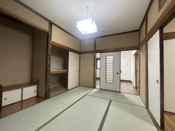 越谷市大字大里のアパート