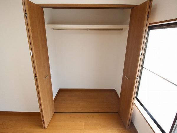 稲城市東長沼のアパート