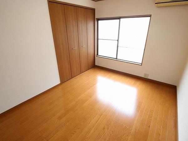 稲城市東長沼のアパート