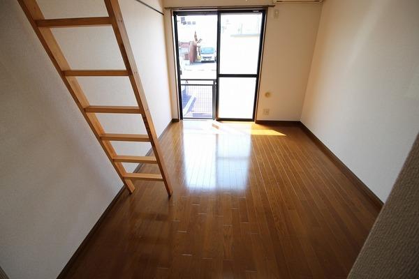 稲城市東長沼のアパート