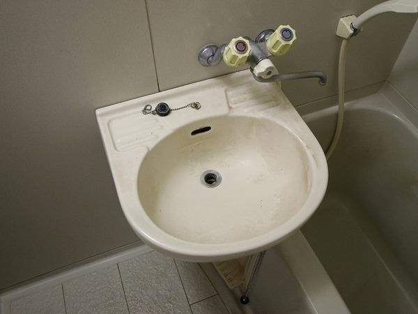 稲城市東長沼のアパート