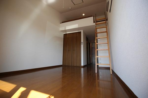稲城市東長沼のアパート