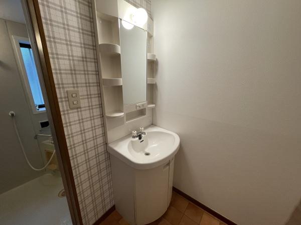 稲城市東長沼のテラスハウス