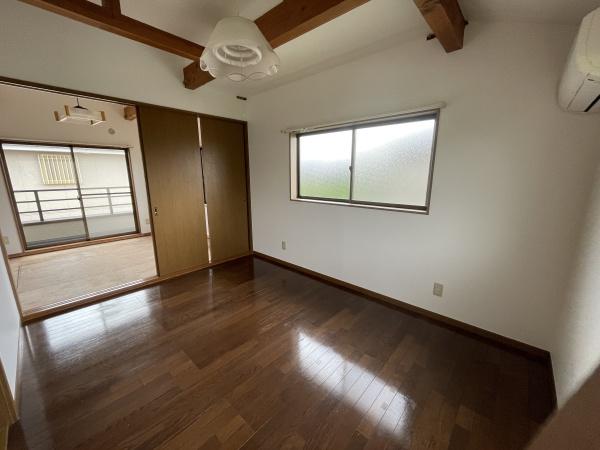 稲城市東長沼のテラスハウス